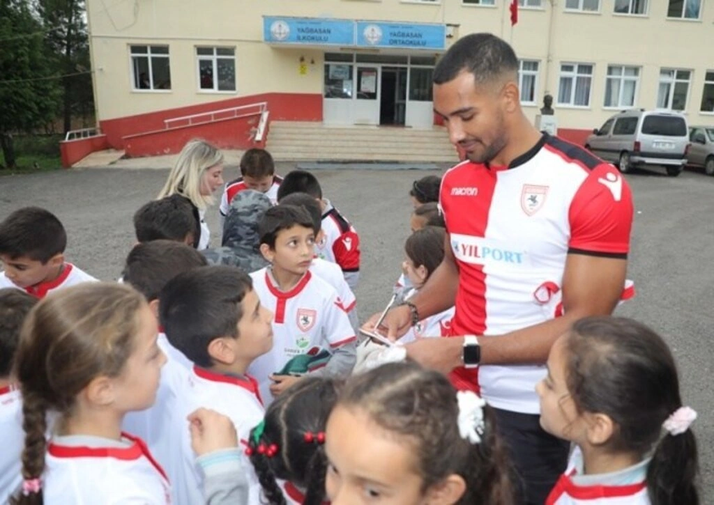 Garip ve Zeycan Yıldırım Vakfı'ndan Öğrencilere Forma ve Maç Bileti - Resim 4