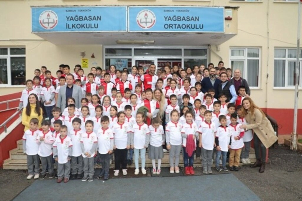 Garip ve Zeycan Yıldırım Vakfı'ndan Öğrencilere Forma ve Maç Bileti - Resim 5