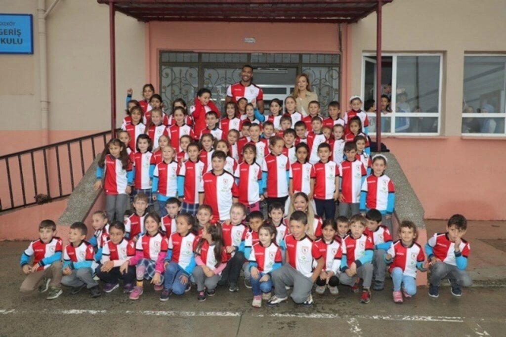 Garip ve Zeycan Yıldırım Vakfı'ndan Öğrencilere Forma ve Maç Bileti - Resim 6