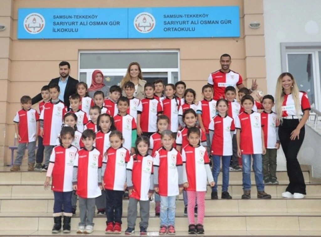 Garip ve Zeycan Yıldırım Vakfı'ndan Öğrencilere Forma ve Maç Bileti - Resim 10
