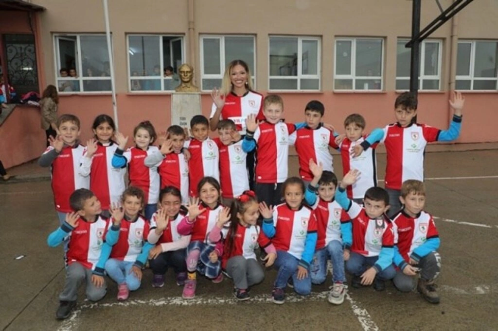 Garip ve Zeycan Yıldırım Vakfı'ndan Öğrencilere Forma ve Maç Bileti - Resim 12