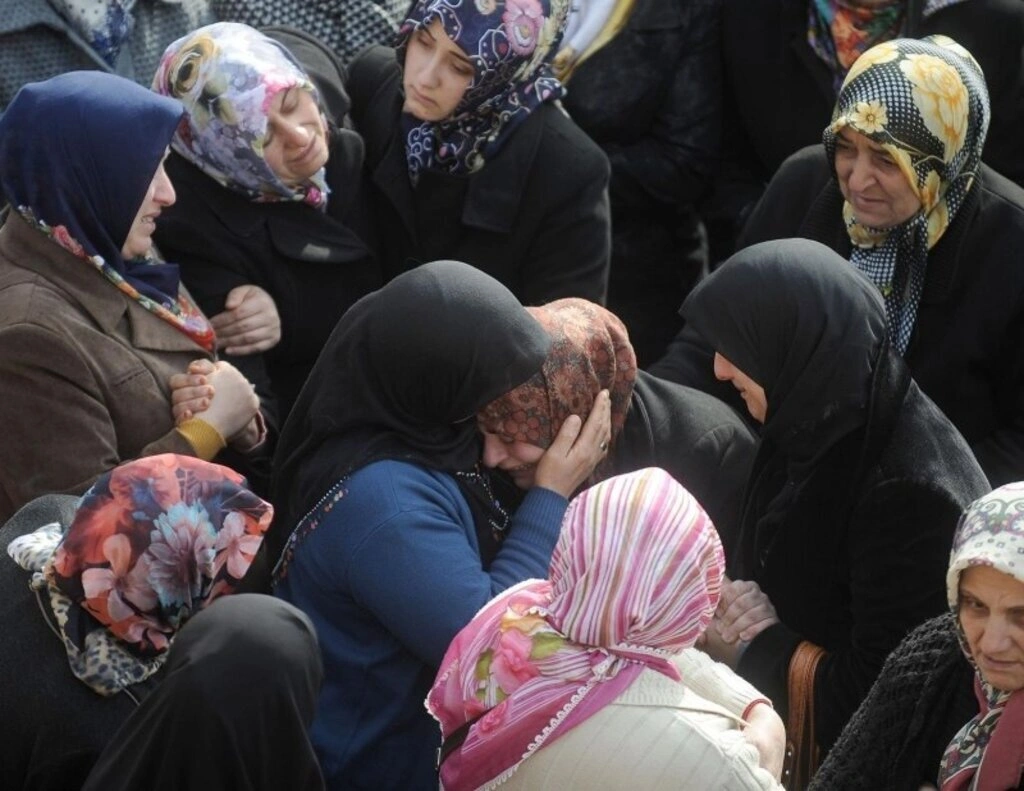 Terme'deki kazada hayatını kaybeden 6 kişi Ayvacık'ta toprağa verildi - Resim 7
