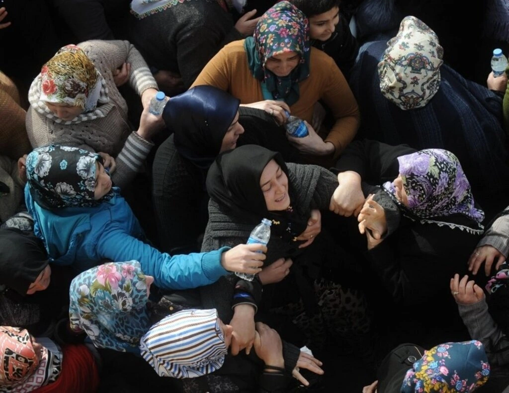Terme'deki kazada hayatını kaybeden 6 kişi Ayvacık'ta toprağa verildi - Resim 8