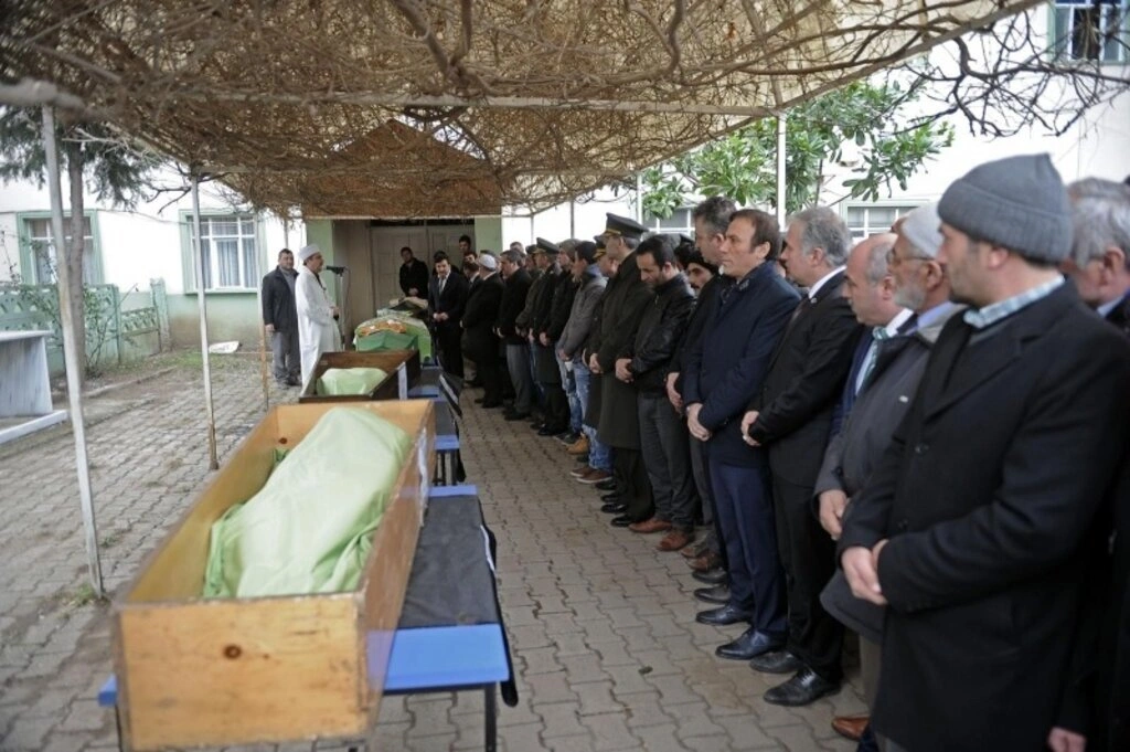 Terme'deki kazada hayatını kaybeden 6 kişi Ayvacık'ta toprağa verildi - Resim 16