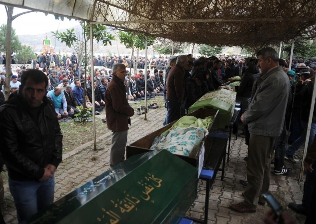 Terme'deki kazada hayatını kaybeden 6 kişi Ayvacık'ta toprağa verildi - Resim 17
