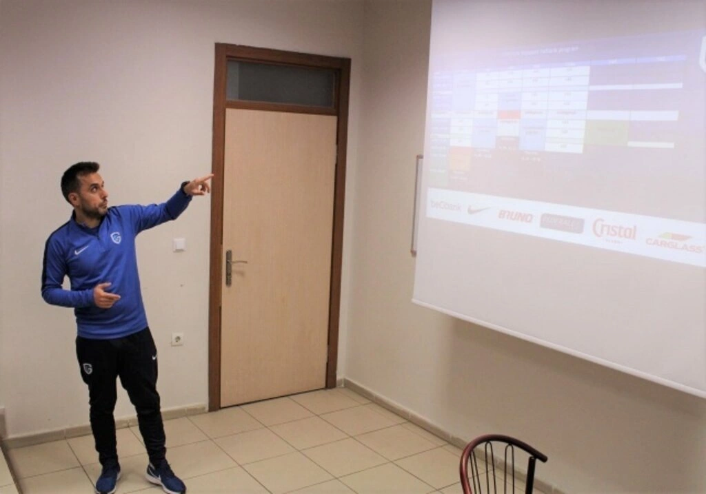 GENK ANTRENÖRLERİ FUTBOL OKULU ANTRENMANI TAKİP ETTİ - Resim 2