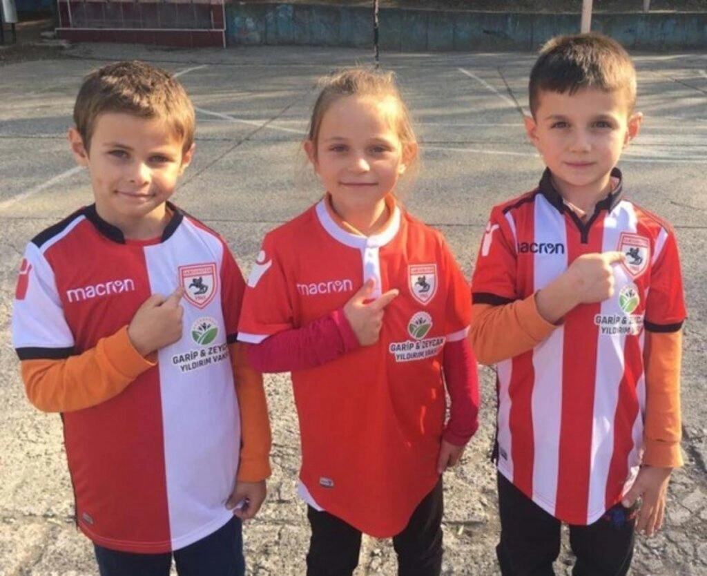 GARİP VE ZEYCAN YILDIRIM VAKFI’NDAN ÇOCUKLARA SAMSUNSPOR FORMASI - Resim 2