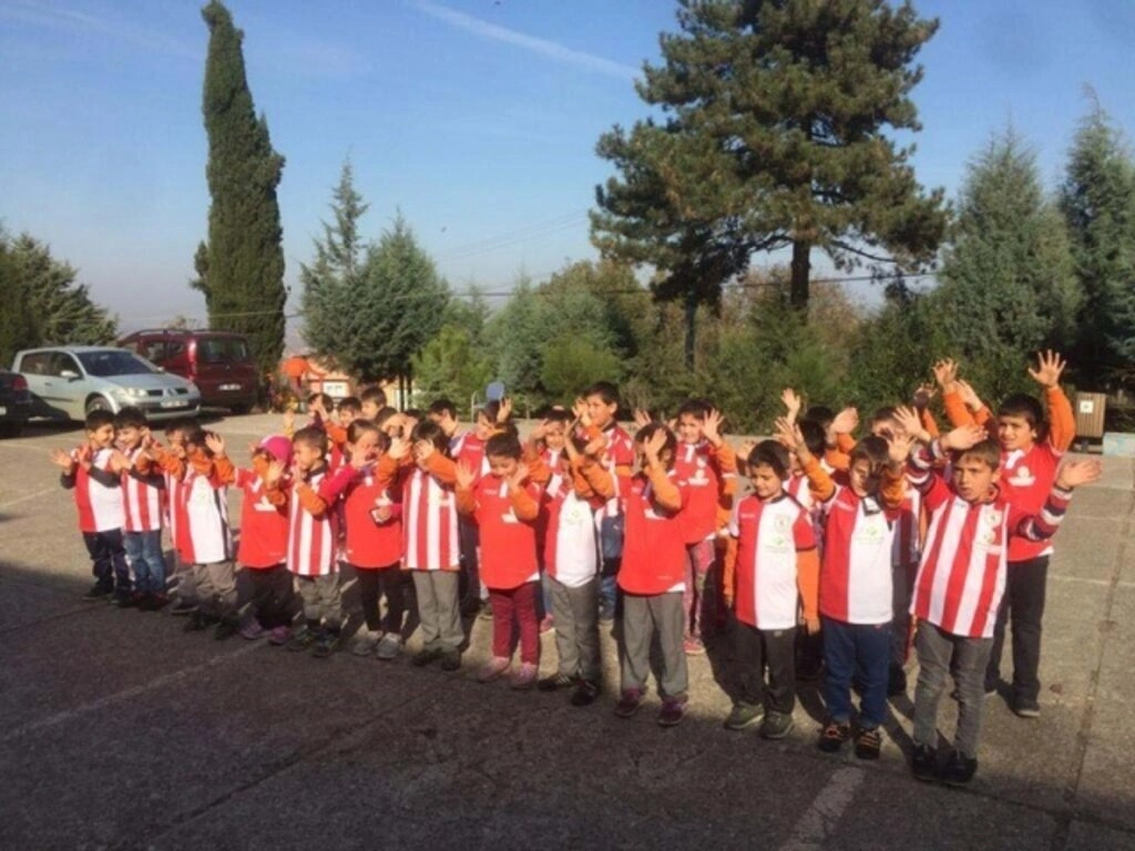 GARİP VE ZEYCAN YILDIRIM VAKFI’NDAN ÇOCUKLARA SAMSUNSPOR FORMASI - Resim 3