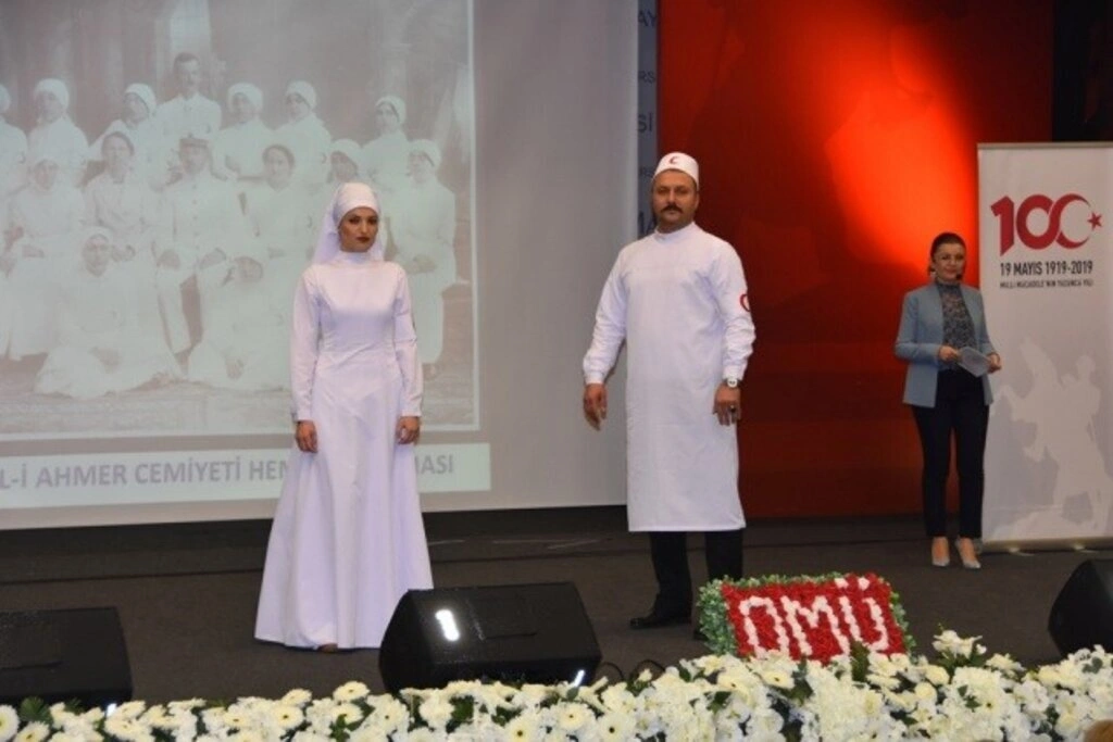 Geçmişten Günümüze Hemşirelik Kıyafetleri Defilesi OMÜ’de Sergilendi - Resim 2
