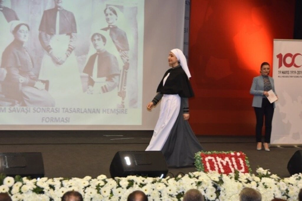 Geçmişten Günümüze Hemşirelik Kıyafetleri Defilesi OMÜ’de Sergilendi - Resim 3
