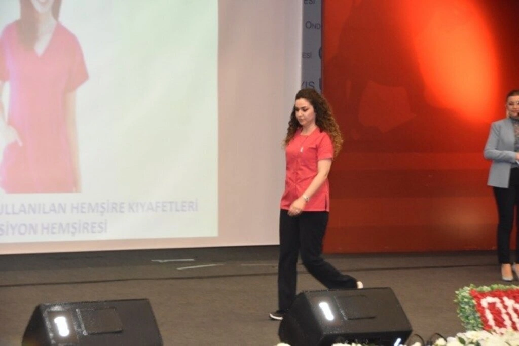 Geçmişten Günümüze Hemşirelik Kıyafetleri Defilesi OMÜ’de Sergilendi - Resim 5