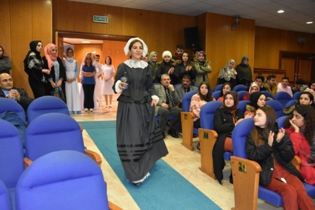 Geçmişten Günümüze Hemşirelik Kıyafetleri Defilesi OMÜ’de Sergilendi - Resim 12