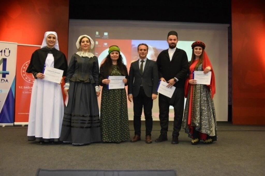 Geçmişten Günümüze Hemşirelik Kıyafetleri Defilesi OMÜ’de Sergilendi - Resim 15