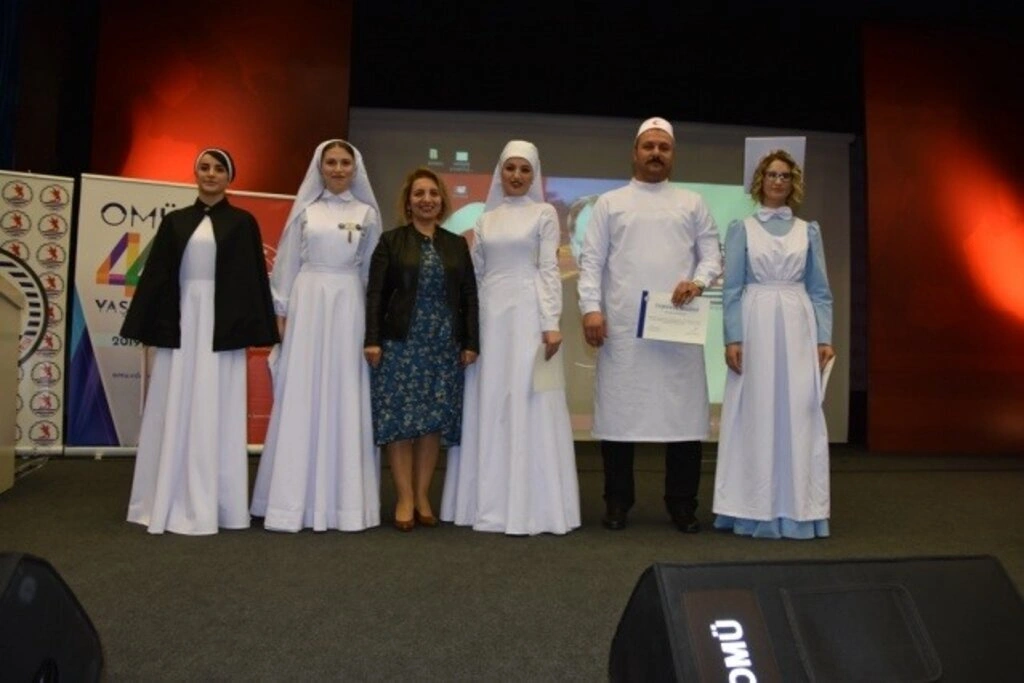 Geçmişten Günümüze Hemşirelik Kıyafetleri Defilesi OMÜ’de Sergilendi - Resim 20