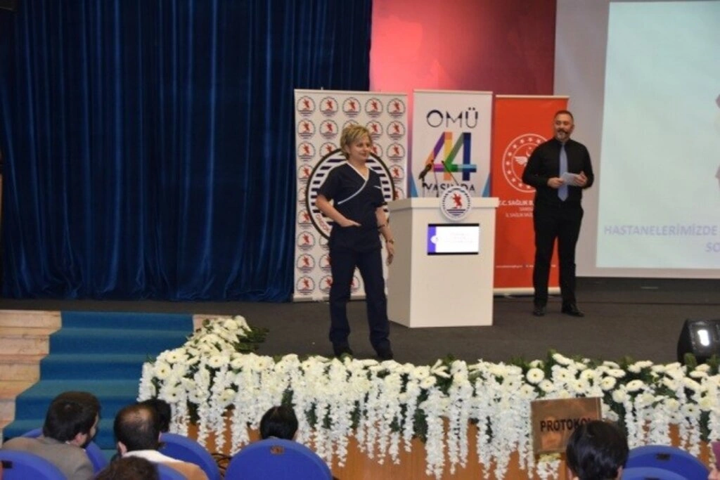 Geçmişten Günümüze Hemşirelik Kıyafetleri Defilesi OMÜ’de Sergilendi - Resim 21