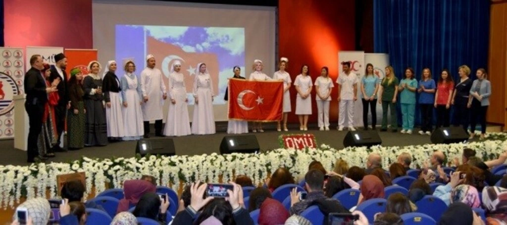 Geçmişten Günümüze Hemşirelik Kıyafetleri Defilesi OMÜ’de Sergilendi - Resim 24