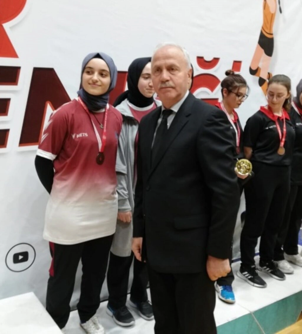 Gençler Kız-Erkek Masa Tenisi İl Birinciliği ödülleri verildi - Resim 3