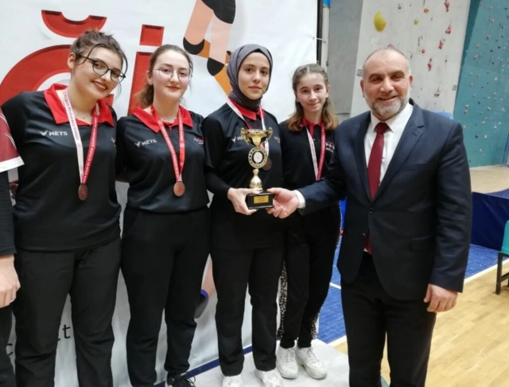 Gençler Kız-Erkek Masa Tenisi İl Birinciliği ödülleri verildi - Resim 7
