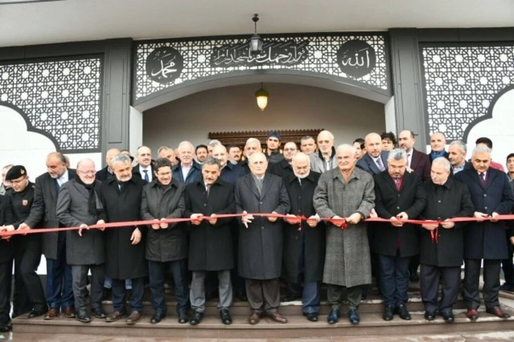 Yeşilyurt Demir Çelik Camii hizmete açıldı - Resim 1