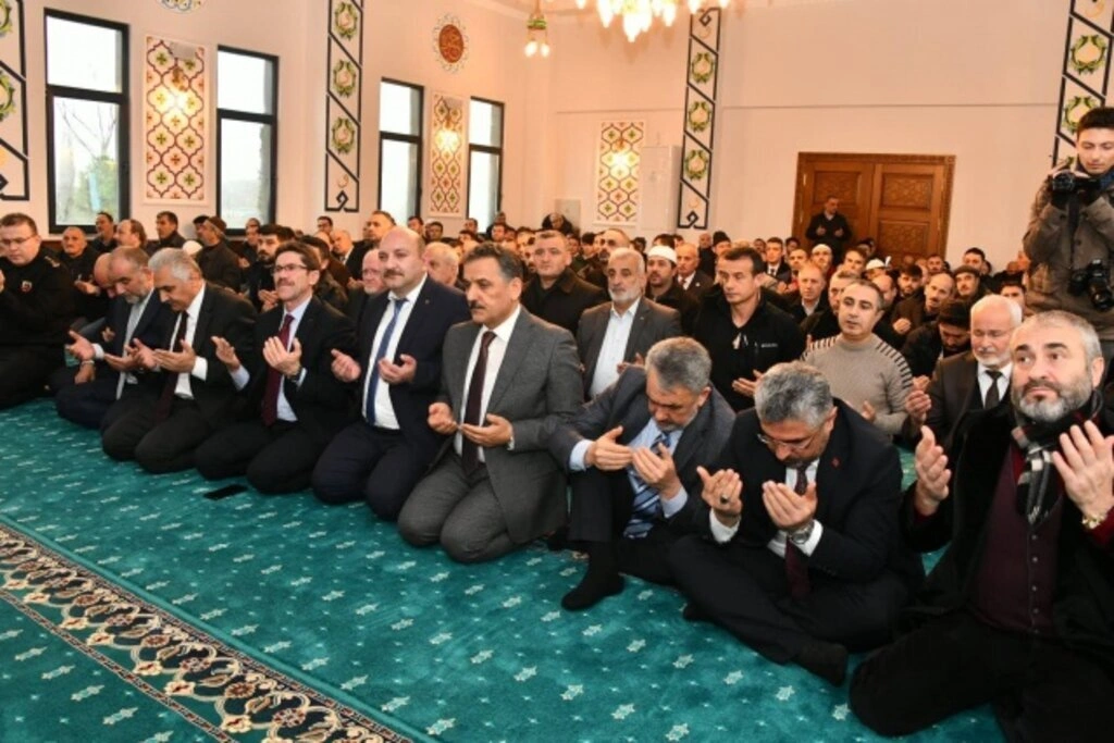 Yeşilyurt Demir Çelik Camii hizmete açıldı - Resim 8