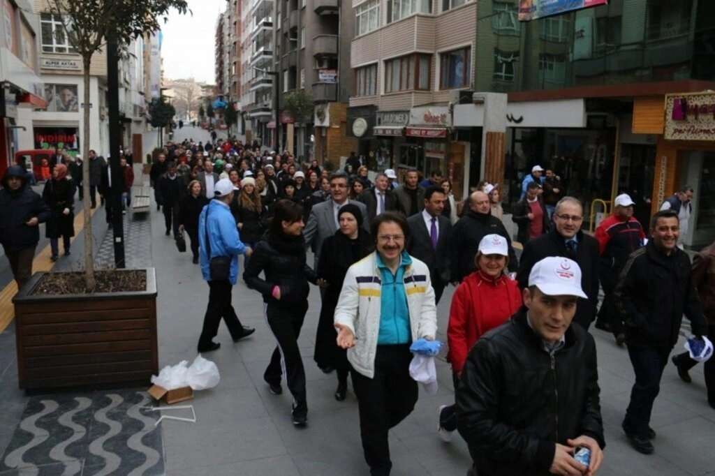 Samsun'da sağlıklı beslenme ve hareketli yaşam yürüyüşü yapıldı - Resim 11