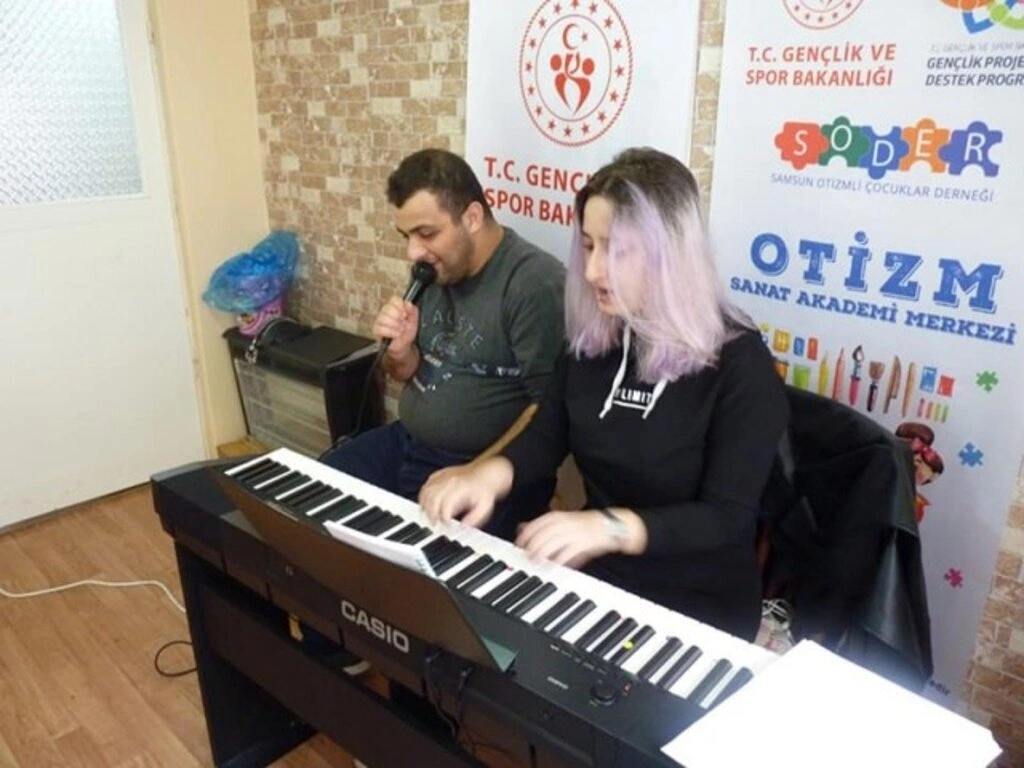 Samsun'da Otizmli Çocuklar müzik eğitimi alarak şarkı söylüyorlar - Resim 9