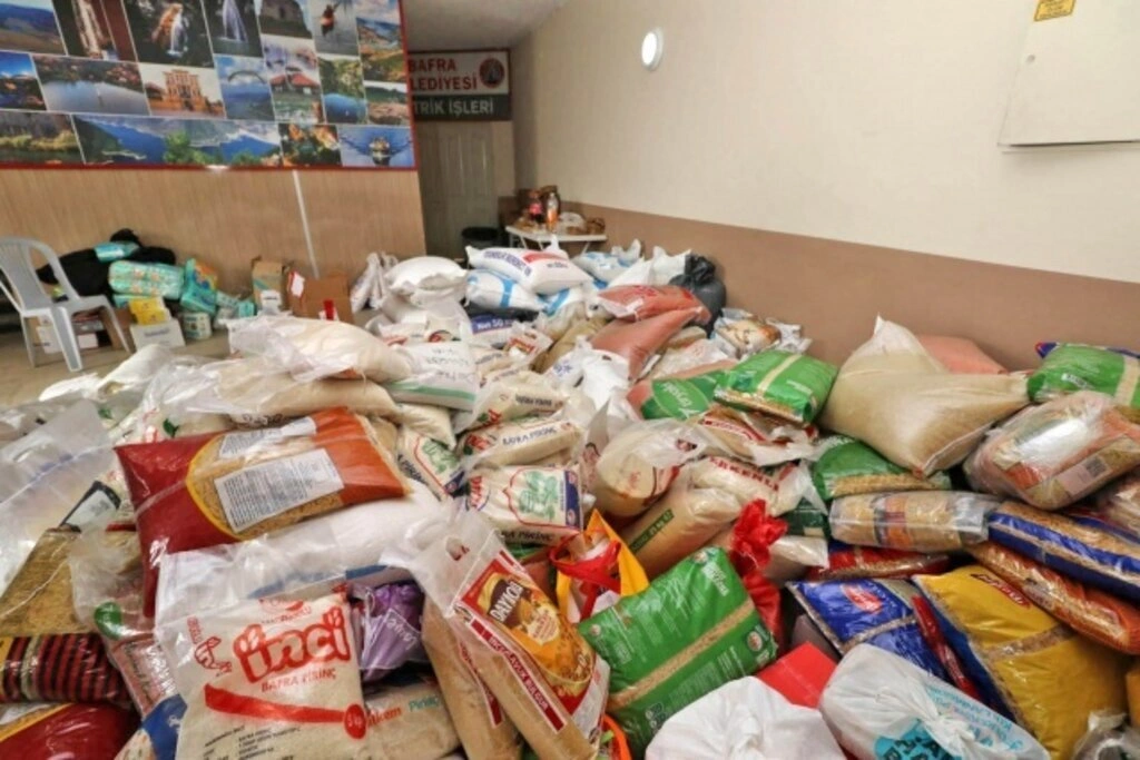 Bafra'da Depremzedelere Yardım Kampanyası - Resim 16