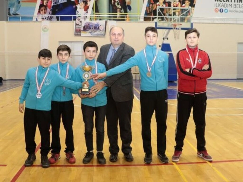 Okullar Arası Badminton Yıldızlar İl Birinciliği Müsabakaları Sona Erdi - Resim 7