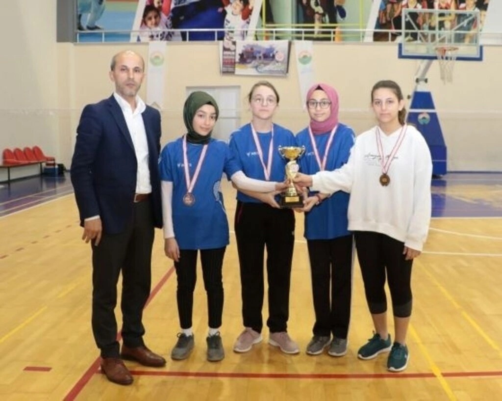 Okullar Arası Badminton Yıldızlar İl Birinciliği Müsabakaları Sona Erdi - Resim 17