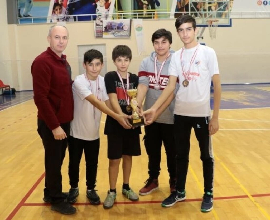 Okullar Arası Badminton Yıldızlar İl Birinciliği Müsabakaları Sona Erdi - Resim 21