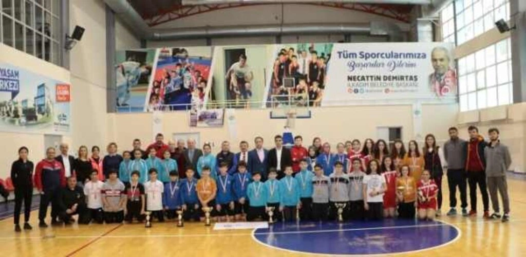 Okullar Arası Badminton Yıldızlar İl Birinciliği Müsabakaları Sona Erdi - Resim 1