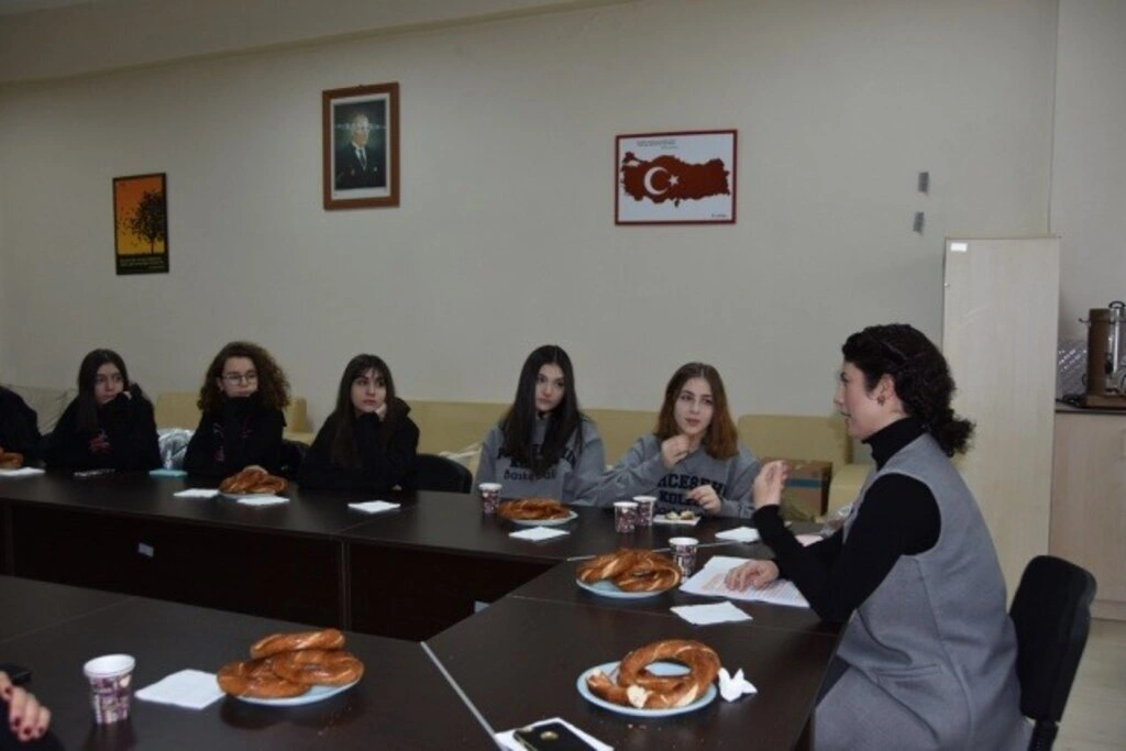 Geleceğin Bilim Kadınları Doç. Dr. Ayşenur Büyükgöze Kavas ile Buluştu - Resim 3