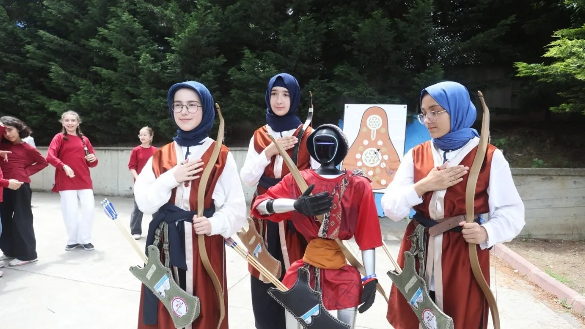 T&uuml;rkiye'nin n&uuml;fusa kayıtlı robotu CANİKMAN &Ouml;ğrencilerle Buluştu