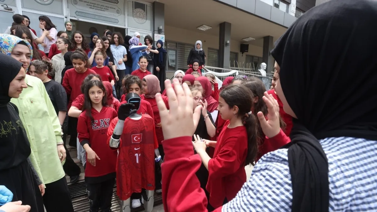 T&uuml;rkiye'nin n&uuml;fusa kayıtlı robotu CANİKMAN &Ouml;ğrencilerle Buluştu