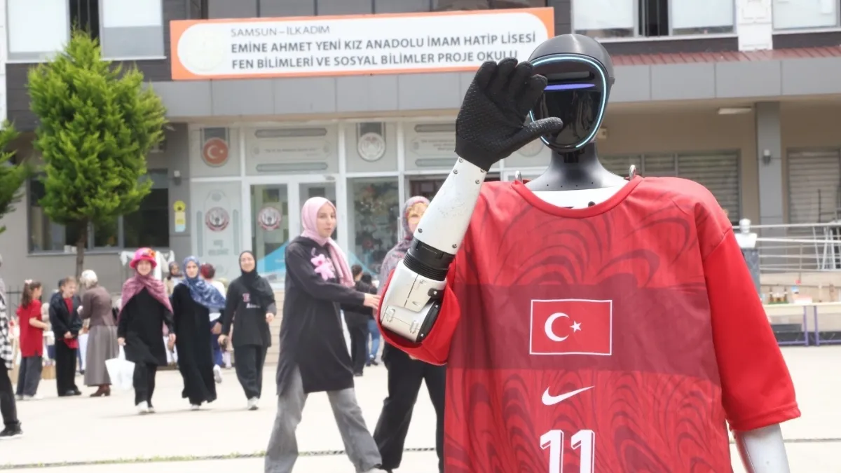 T&uuml;rkiye'nin n&uuml;fusa kayıtlı robotu CANİKMAN &Ouml;ğrencilerle Buluştu