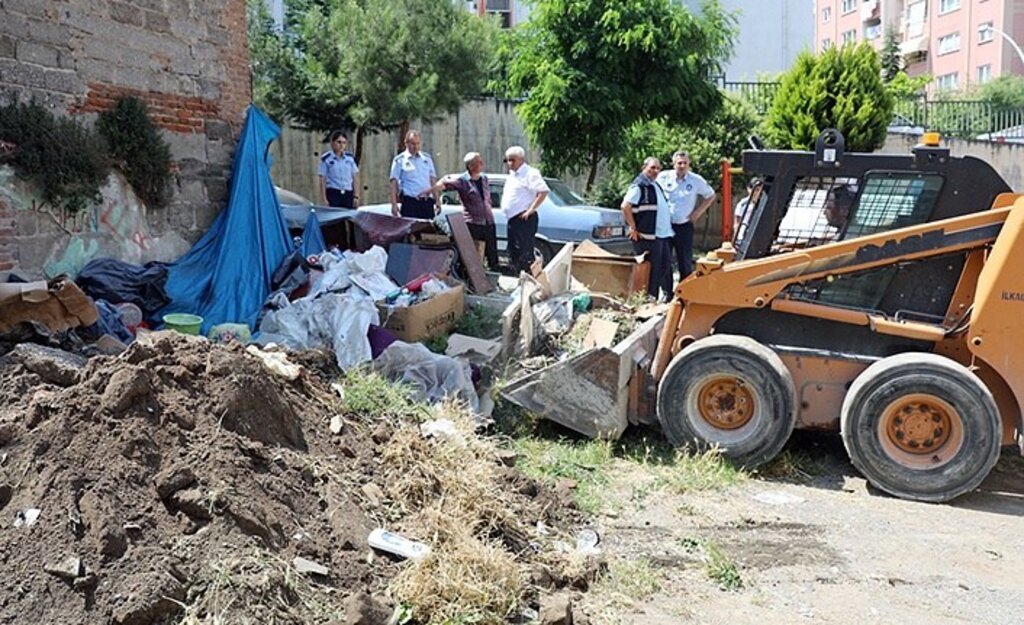 İlkadım'da çöp ev belediye tarafından temizlendi