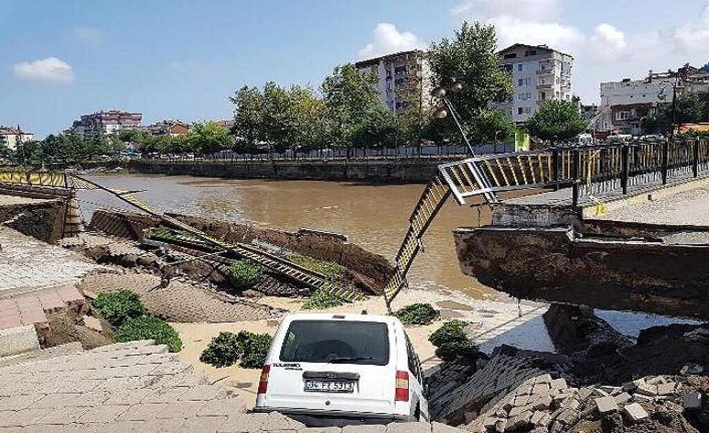 Terme de yol çöktü, araç çöken oyuğa düştü!