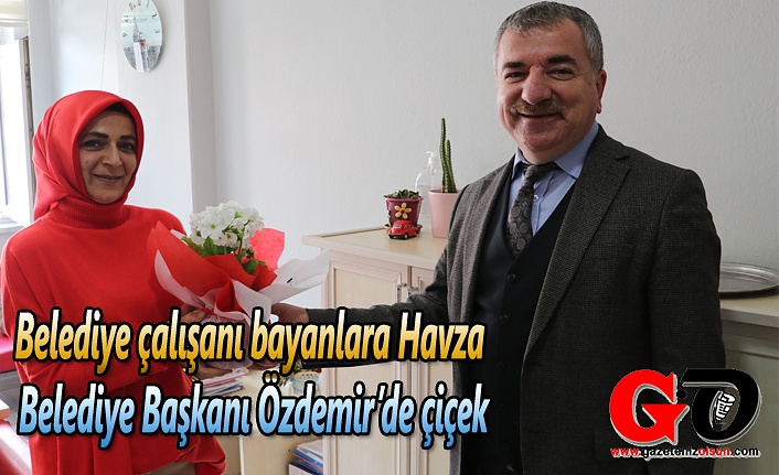 Belediye çalışanı bayanlara Havza Belediye Başkanı Özdemir’de çiçek