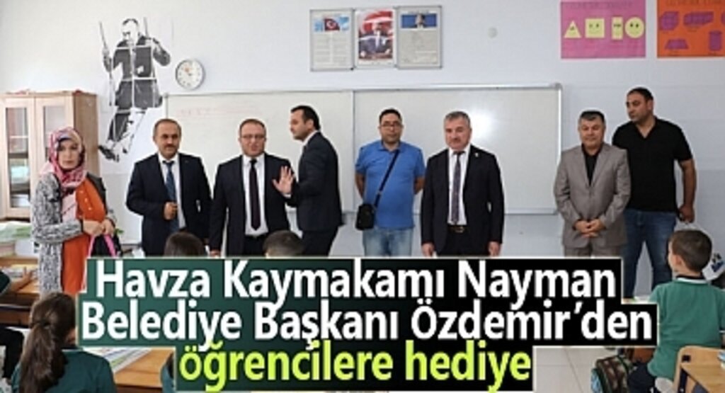 Havza Kaymakamı ve Başkan Özdemir öğrencilere Hediye Dağıttı