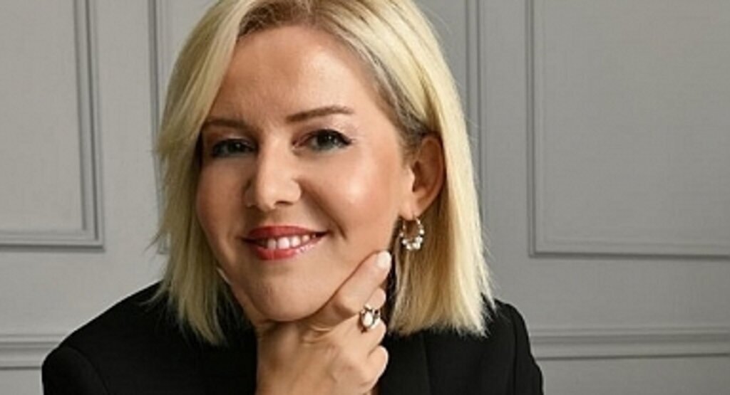 Ece Yazıcı kimdir? Yazar Ece Yazıcı 1 Numaralı Peron kitabı