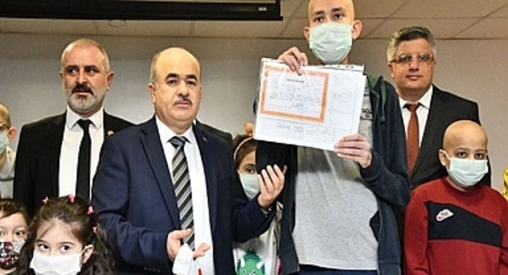 Samsun'da hastanede tedavi gören öğrencilerin karne heyecanı