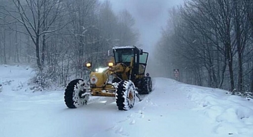 Samsun'da kar nedeniyle kapanan yollar açılıyor
