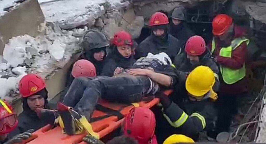 Samsun ekipleri deprem bölgesinde büyük bir çaba sarf ediyor