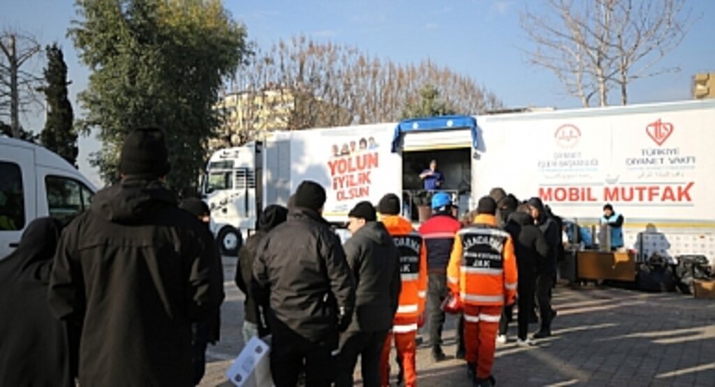 TDV Kahramanmaraş’ta 3 öğün sıcak yemek ikram ediyor