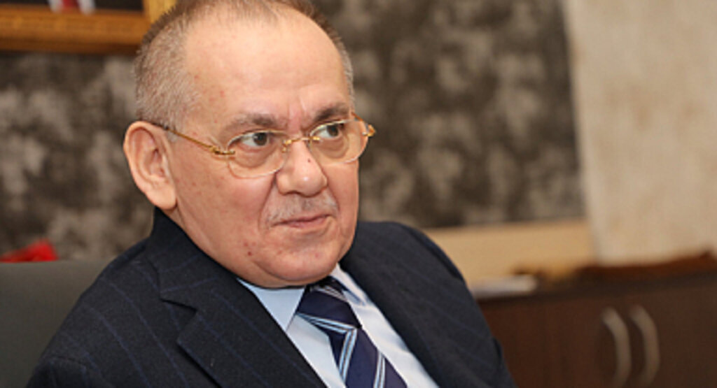 Başkan Mustafa Demir'in makam aracına mikser çarptı