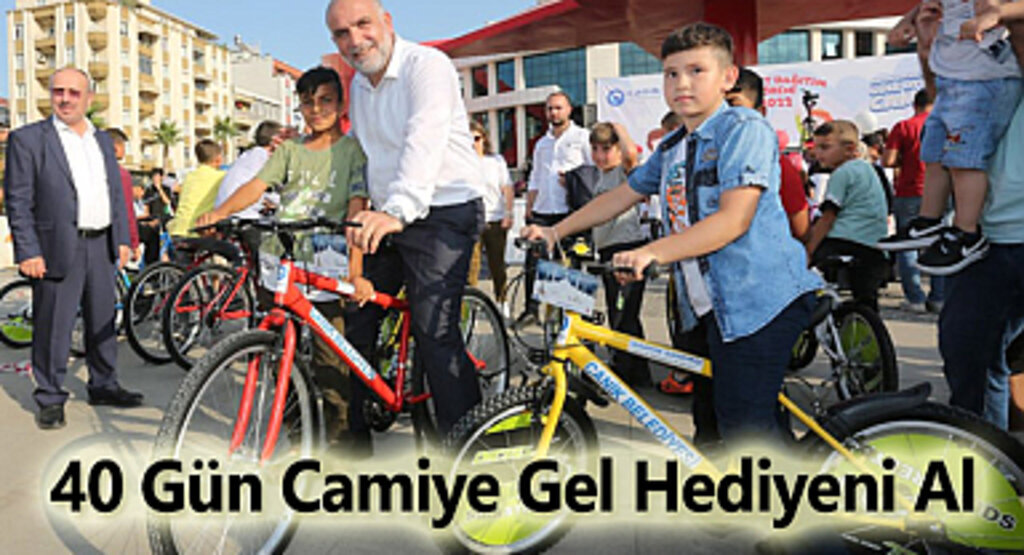 Canik'te camiye giden çocuklara hediye