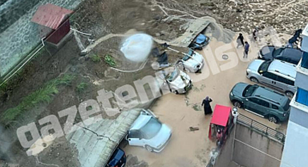 Samsun'da sel! İstinat duvarı çöktü araçlar altında kaldı