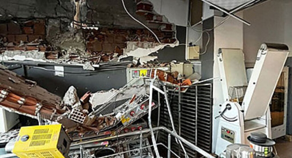 Samsun'da yıkımı yapılan bina yan binaya hasar verdi! Samsun Valiliği açıklama yaptı