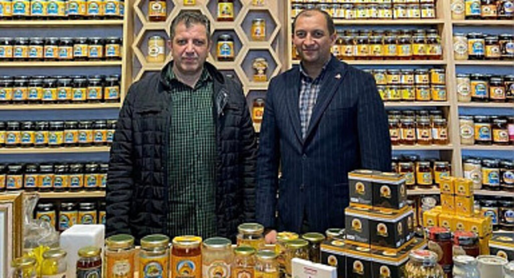 Zakher Travel sahibi Cafer Kara Haunedy AVM’de