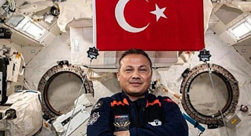 Alper Gezeravcı'dan Uzayda Teknofest Pozu